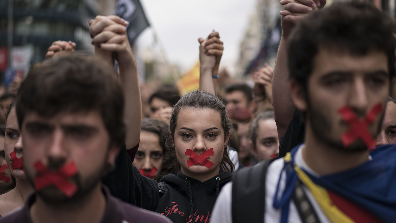 מפגינים בעד עצמאות קטלוניה צועדים בברצלונה ומוחים נגד האלימות המשטרתית במשאל העם. 2 באוקטובר (צילום: AP Photo/Felipe Dana)