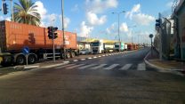 משאיות ביציאה מנמל אשדוד בעקבות החסימה (צילום: הנכים הופכים לפנתרים).