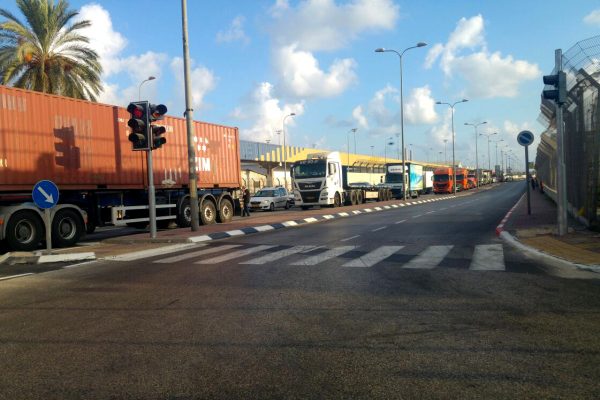 משאיות ביציאה מנמל אשדוד בעקבות החסימה (צילום: הנכים הופכים לפנתרים).