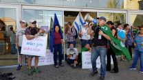גמלאי המשטרה ומשפחות השוטרים חוסמים את הכניסה למחוז ת"א של משטרת ישראל (צילום: מטה מאבק השטח)