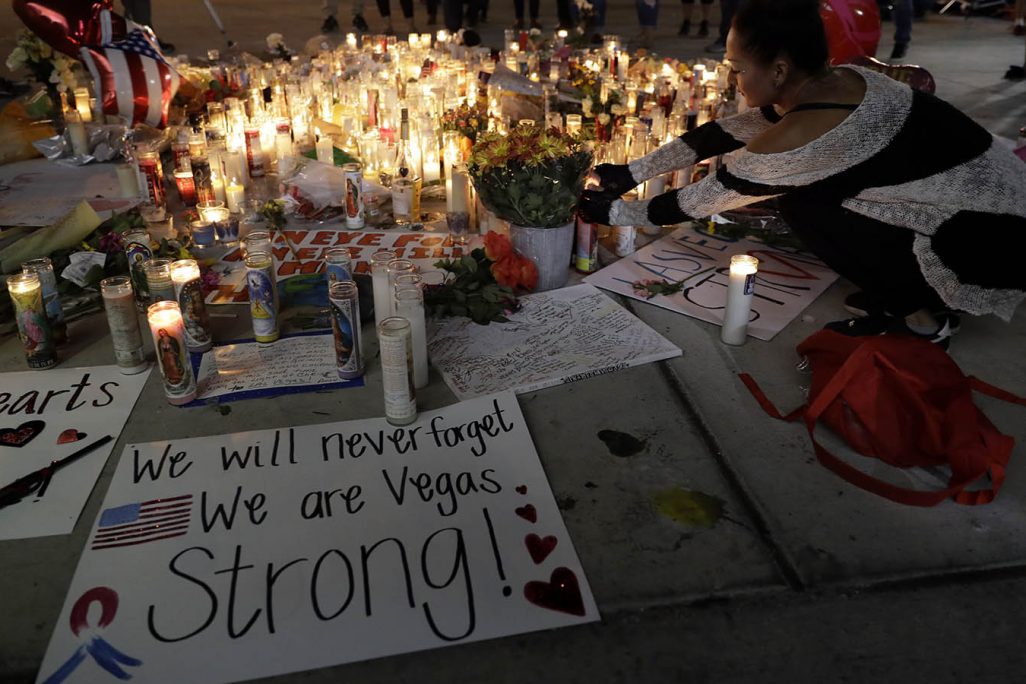 תושבת מניחה נר זיכרון באנדרטה לזכר קורבנות אירוע הירי ההמוני בלאס ואגס (צילום: AP Photo/Marcio Jose Sanchez)