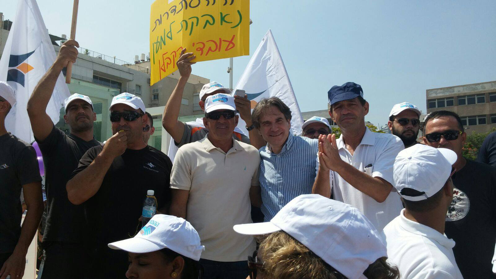 עם עובדי רשות שדות התעופה בהפגנה למען עובדי הקבלן (צילום ארכיון מתוך עמוד הפייסבוק של איגוד עובדי התחבורה, יולי 2015)