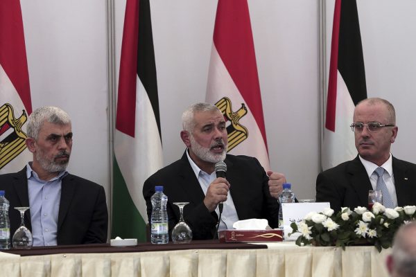 מנהיגי חמאס ברצועת עזה עם ראש ממשלת הראשות הפלסטינית רמי חמדאללה (צילום: AP Photo/ Khalil Hamra).