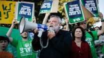 אילן גילאון משתתף בהפגנה מחוץ לכנסת לקראת ההצבעה על תקציב המדינה, יוני 2013 (צילום: פלאש90)