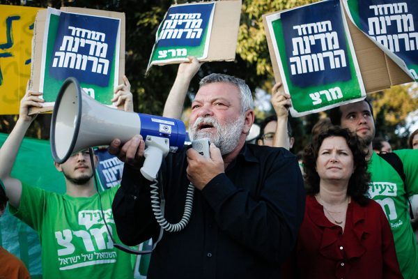 אילן גילאון משתתף בהפגנה מחוץ לכנסת לקראת ההצבעה על תקציב המדינה, יוני 2013 (צילום: פלאש90)