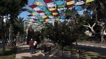 עפיפונים תלויים בשדרות בן גוריון בתל אביב (צילום: תומר נויברג \ פלאש90)