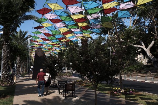 עפיפונים תלויים בשדרות בן גוריון בתל אביב (צילום: תומר נויברג \ פלאש90)