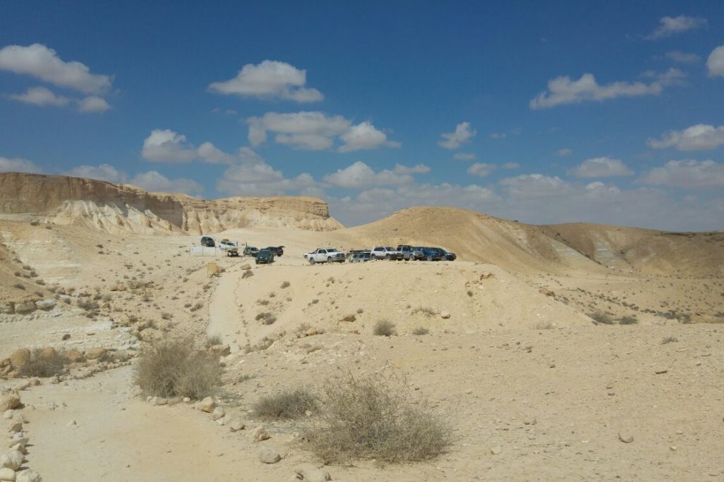 מטיילים בעין עקב (צילום: יניב בן אריה \ רשות הטבע והגנים) מטיילים בעין עקב (צילום: יניב בן אריה רשות הטבע והגנים)