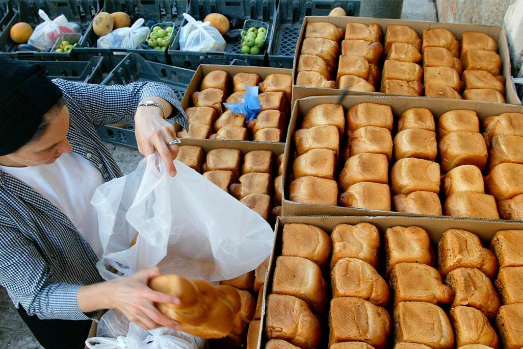לחם באריזות מזון לנזקקים בראש השנה. ארכיון (צילום ארכיון: אוליביה פיטוסי  פלאש90)
