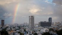 גשם לצד קשת בענן (צילום: מרים אלטשר/ פלאש 90)