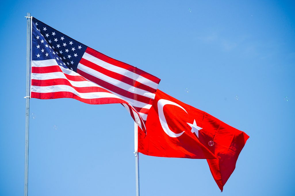 דגלי ארה״ב וטורקיה (צילום אילוסטרציה: Shutterstock).