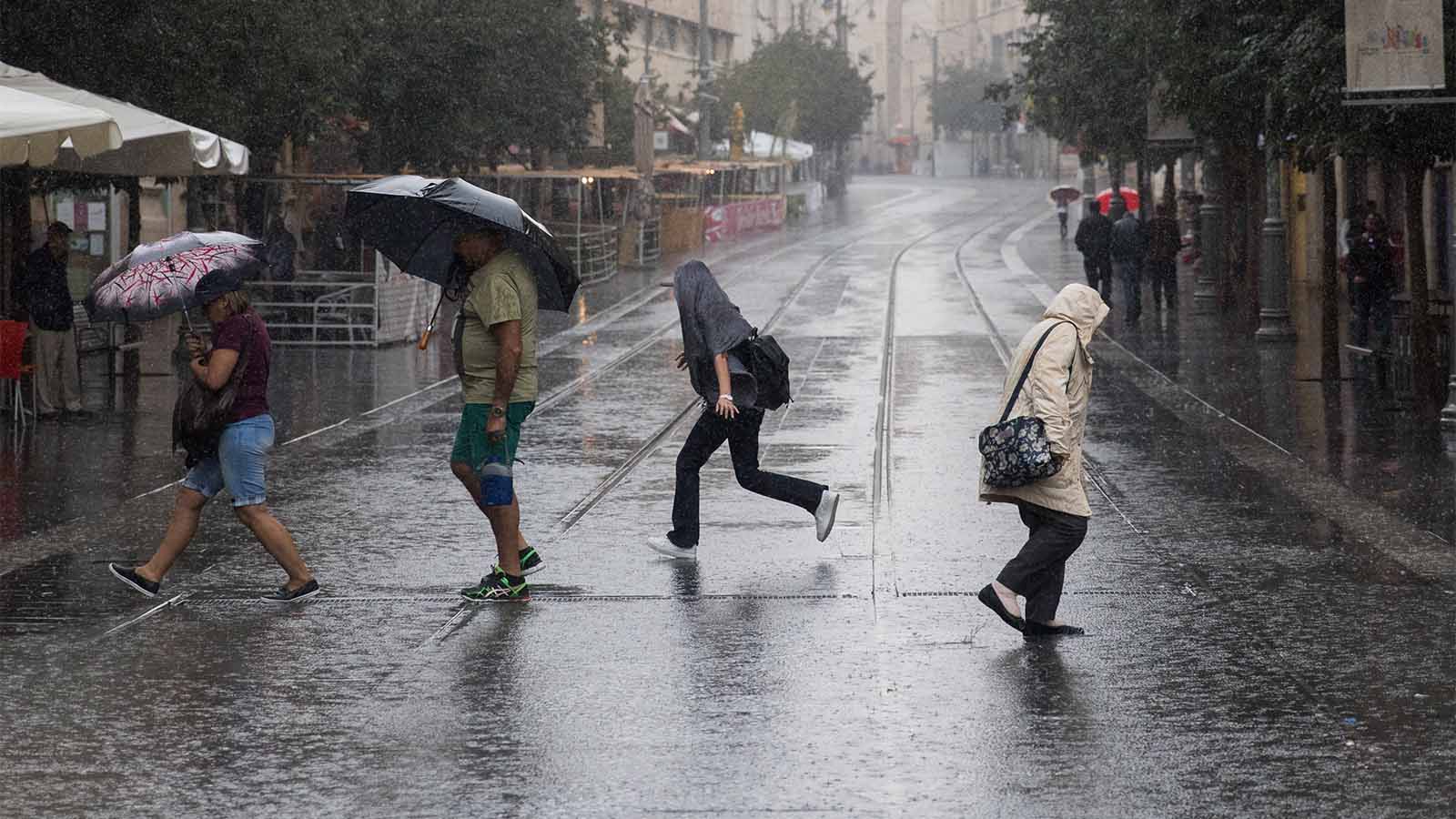 הגשם הראשון בירושלים (צילום: יונתן זינדל/ פלאש 90)