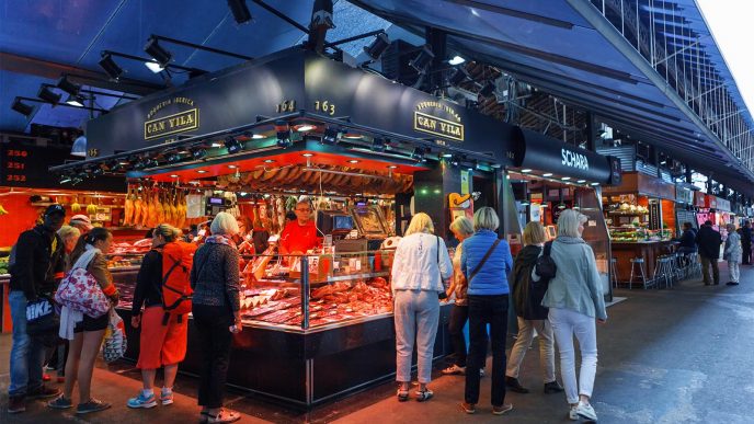 תיירים בשוק לה בוקריה בברצלונה. כבר לא מתקבלים בברכה (alionabirukova / Shutterstock.com)