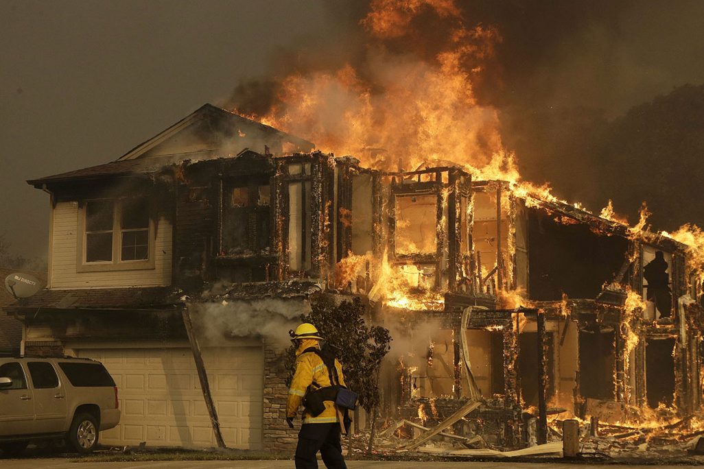 בית עולה בלהבות בשריפה בסנטה רוזה, קליפורניה (AP Photo/Jeff Chiu)