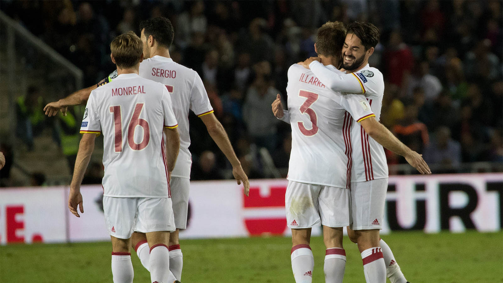 שחקני נבחרת ספרד חוגגים לאחר הניצחון על נבחרת ישראל במוקדמות המונדיאל (צילום: יונתן זינדל/ פלאש 90)