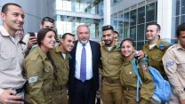 שר הביטחון, אביגדור ליברמן, מצולם עם חיילים בסוכת שר הביטחון (צילום: דנה שרגא \ משרד הביטחון)