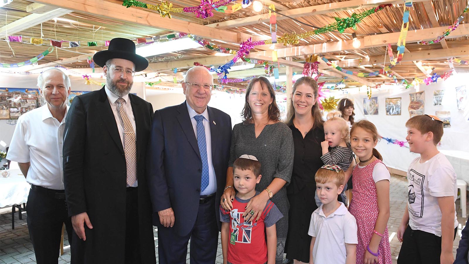 נשיא המדינה, ראובן (רובי) ריבלין, עם הרב דוד לאו ומשפחתו (צילום: מארק ניימן/לע&quot;מ)