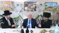 נשיא המדינה, ראובן (רובי) ריבלין, ביקר היום, יום שלישי, כ' תשרי, 10 אוקטובר, את הרבנים הראשיים לישראל בסוכותיהם (צילום: מארק ניימן/לע"מ)