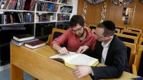 חילונים וחרדים לומדים תורה יחד (צילום ארכיון: מרים אלסטר \ פלאש90)