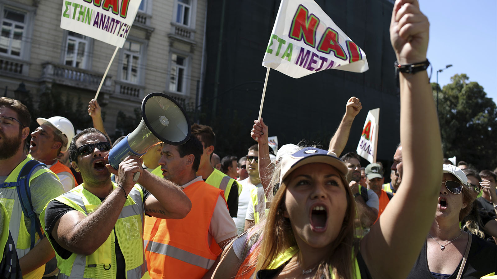 כורים ומשפחותיהם מפגינים באתונה. 21 בספטמבר (AP Photo/Petros Giannakouris)