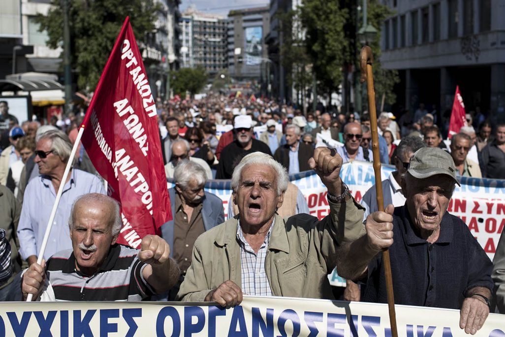 פנסיונרים מפגינים נגד הקיצוץ בפנסיות כחלק ממדינייות הצנע של תכנית החילוץ.  3 באוקטובר 2017 (AP Photo/Petros Giannakouris)