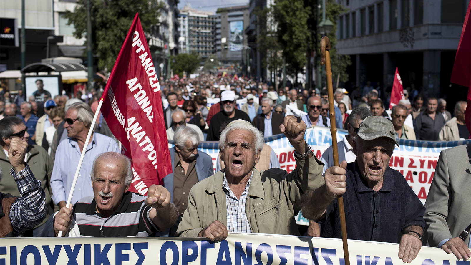 פנסיונרים מפגינים נגד הקיצוץ בפנסיות כחלק ממדינייות הצנע של תכנית החילוץ. 3 באוקטובר 2017 (AP Photo/Petros Giannakouris)