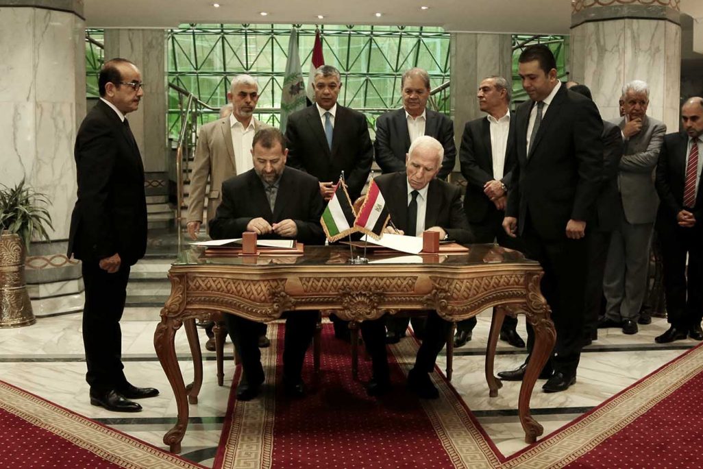 נציג פת"ח עזאם אל אחמד ונציג חמאס סאלח אל ערורי חותמים על הסכם הפיוס בין חמאס לפת"ח במצרים. 12 באוקטובר (צילום: AP Photo/Nariman El-Mofty)
