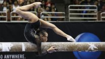 מורגן הורד מתחרה במכשיר הקורה (צילום:  AP Photo/Ringo H.W. Chiu)