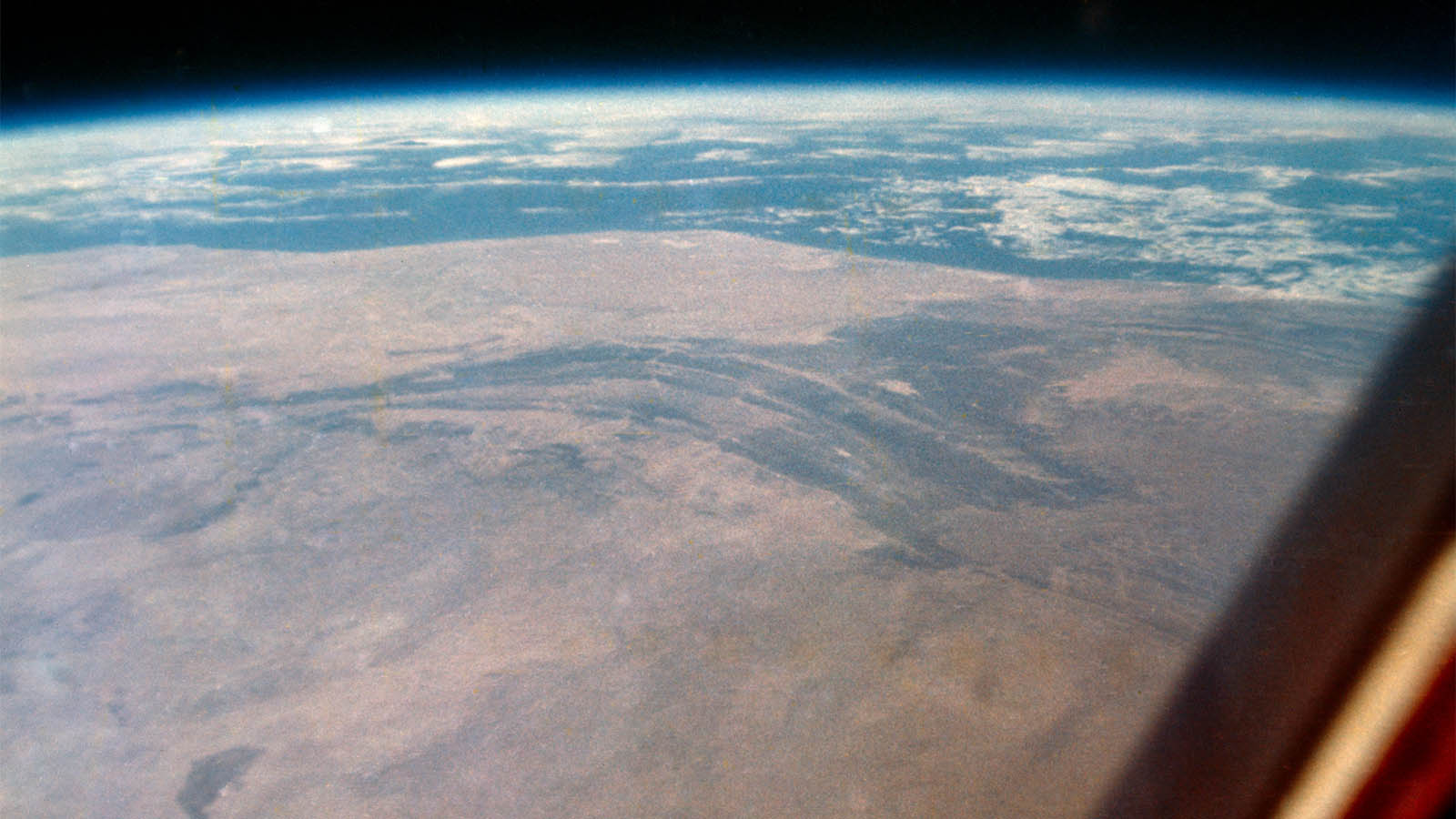 תמונה של כדור הארץ מהחלל שצילם האסטרונאוט ג'ון ה. גלן פברואר 62 (צילום: נאס&quot;א)