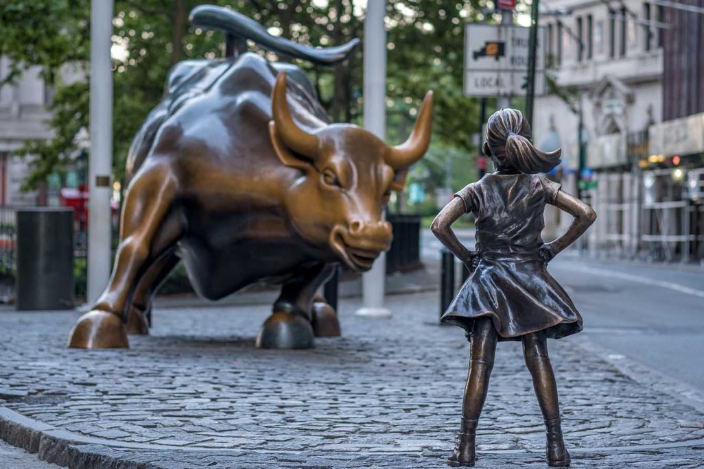 הפסל "ילדה חסרת פחד" מול פסל השור המסתער של וול סטרייט (צילום ארכיון: quietbits / Shutterstock.com)