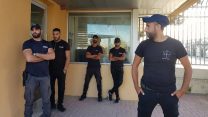 מאבטחים בכניסה למפעל נגב קרמיקה (קרדיט: חני בריגע).