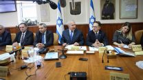 ראש הממשלה, בנימין נתניהו, בפתח ישיבת ממשלה. ארכיון. (צילום: אלכס קולומויסקי)