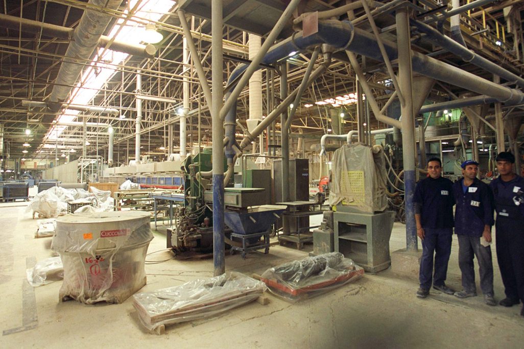 אולם הייצור במפעל "נגב קרמיקה" בירוחם (צילום ארכיון: עמוס בן גרשום / לע״מ).
