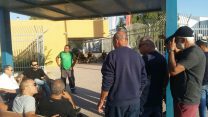 עובדי נגב קרמיקה מחוץ למפעל (צילום: ניצן צבי כהן)