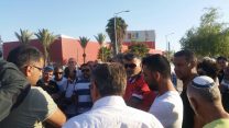 עובדי נגב קרמיקה מחוץ למפעל (צילום: ניצן צבי כהן)