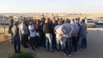 עובדי נגב קרמיקה מחוץ למפעל (צילום: ניצן צבי כהן)