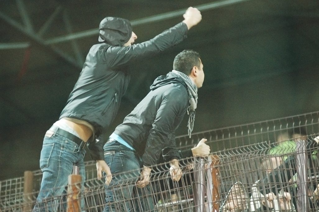 התלהטות במשחק כדורגל ברומניה (צילום ארכיון: salajean / Shutterstock).
