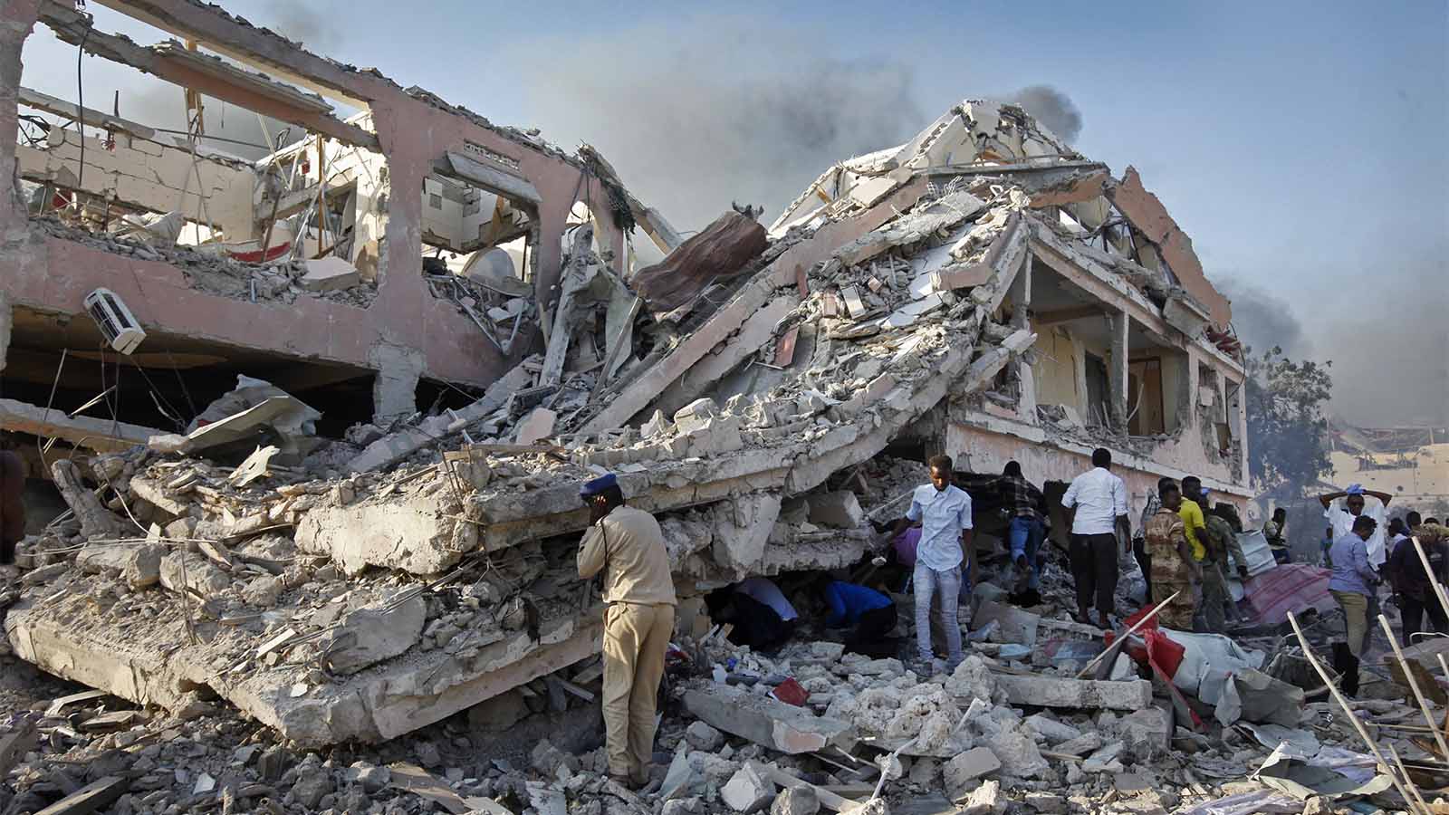 אנשים מחפשים ניצולים בהריסות הבניין שהתמוטט בפיגוע במוגדישו 14 באוקטובר (צילום: AP Photo/Farah Abdi Warsameh)