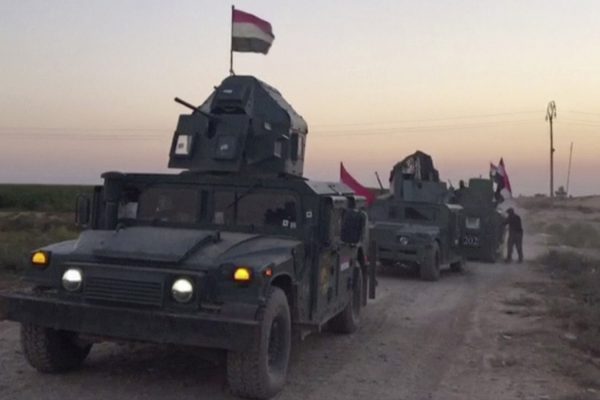 כוחות עיראקים מתקדמים למחוז כירכוכ באוטונומיה הכורדית בעיראק (צילום: APTN via AP).