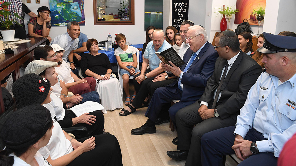נשיא המדינה ערך היום ביקור תנחומים בבית משפחתו של ראובן שמרלינג ז&quot;ל, שנרצח בכפר קאסם (צילום: מארק ניימן/לע&quot;מ).