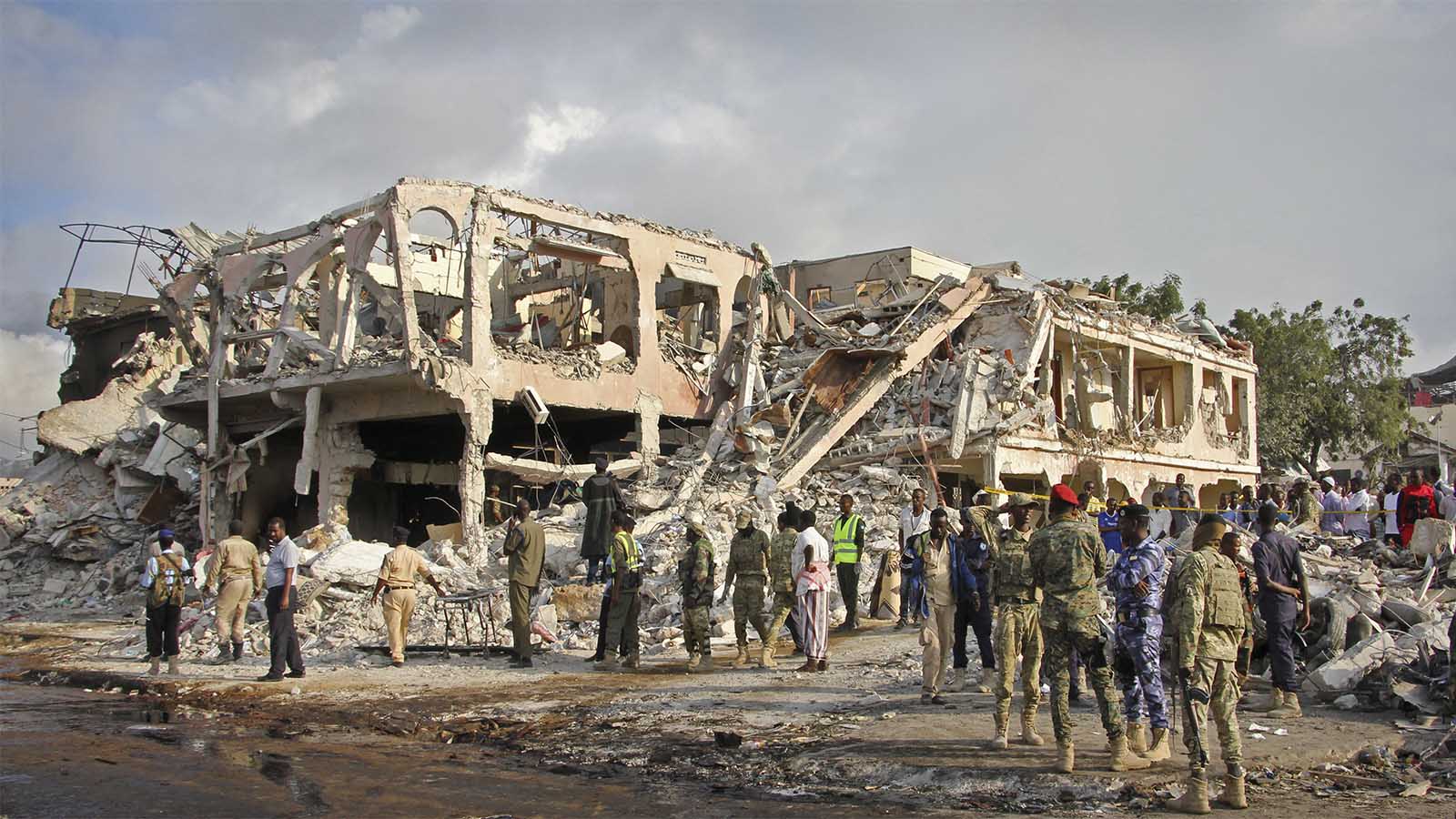אנשי כוחות הביטחון מחפשים ניצולים בהריסות הבניין שהתמוטט בפיגוע במוגדישו 15 באוקטובר (צילום: AP Photo/Farah Abdi Warsameh)