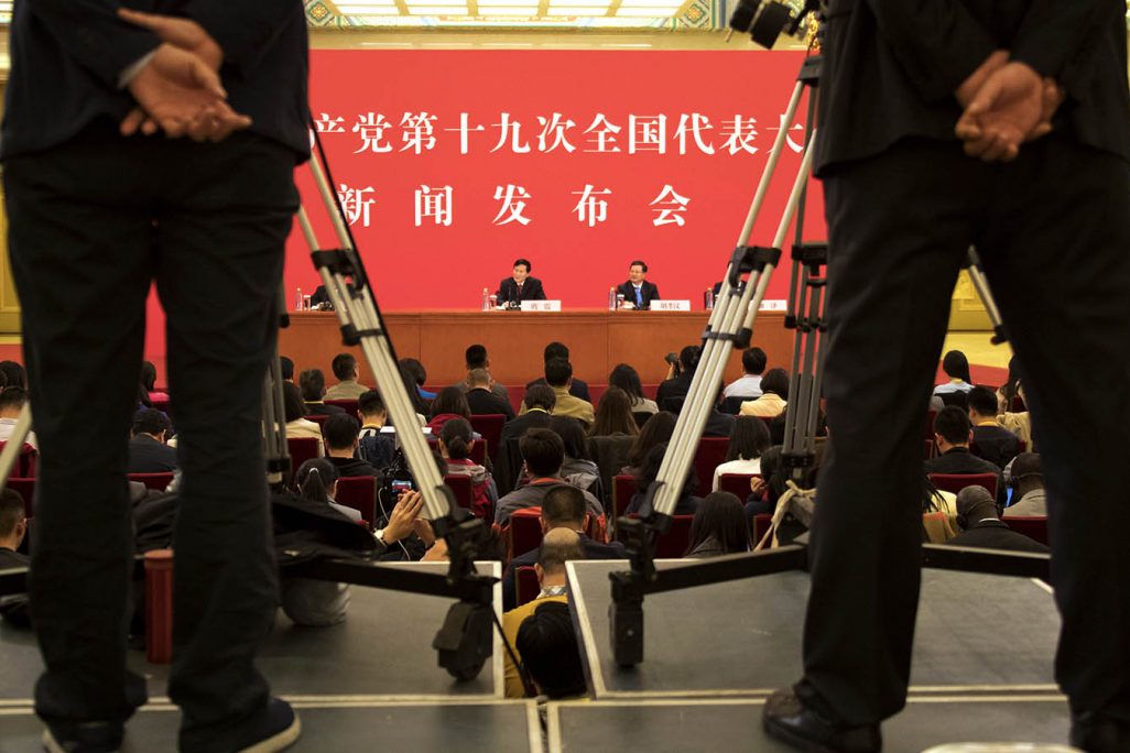 דובר הקונגרס הארצי ה-19 של המפלגה הקומוניסטית בסין, במהלך מסיבת עיתונאים בהיכל העם הגדול בבייג'ינג. (צילום: AP Photo/Ng Han Guan)