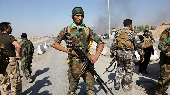 כוחות של מיליציה שיעית בתמיכה איראנית מאבטחים אזור ממנו התפנו כוחות כורדיים בעיראק, 16 באוקטובר 2017. (צילום: AP Photo).