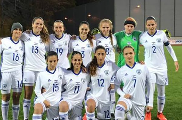 נבחרת הנערות עד גיל 17 במוקדמות אליפות אירופה מול שבדיה (צילום: דף הפייסבוק של התאחדות לכדורל בישראל)