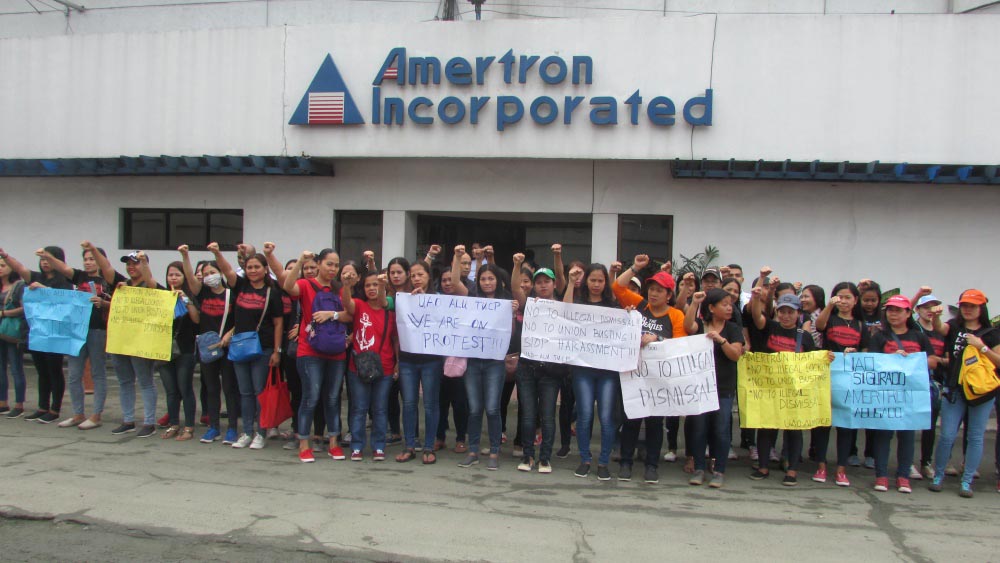 עובדי Amertron מפגינים מחוץ למפעל (צילום: IndustriALL Global Union)