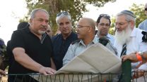 ביקור שר הביטחון, אביגדור ליברמן, במועצה האזורית בנימין, 18.10.2017 (צילום: עדן מולדבסקי/משרד הביטחון)