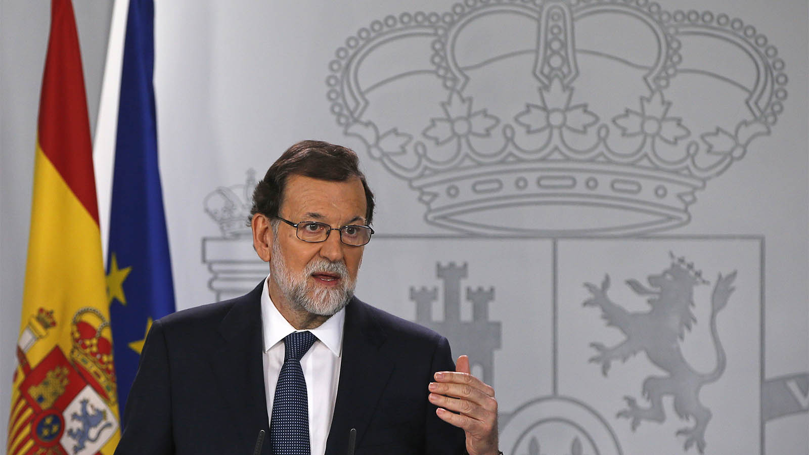 ראש ממשלת ספרד מריאנו ראחוי במסיבת עיתונאים על המשבר עם קטלוניה, 11 באוקטובר (צילום: AP Photo/Paul White)