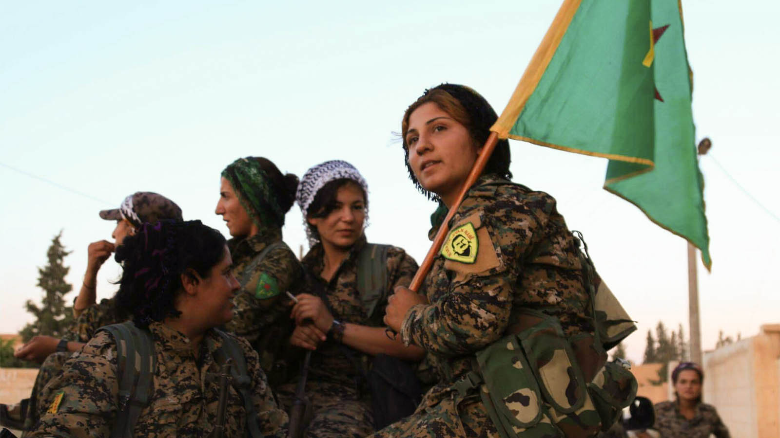 לוחמות כורדיות בא- רקה (צילום: Kurdishstruggle / flickr).