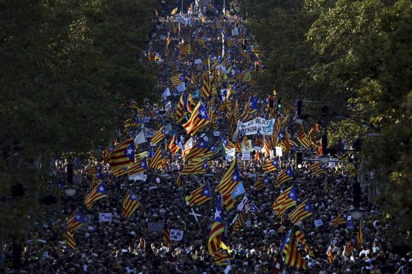 אלפים מפגינים בברצלונה (AP Photo/Emilio Morenatti)