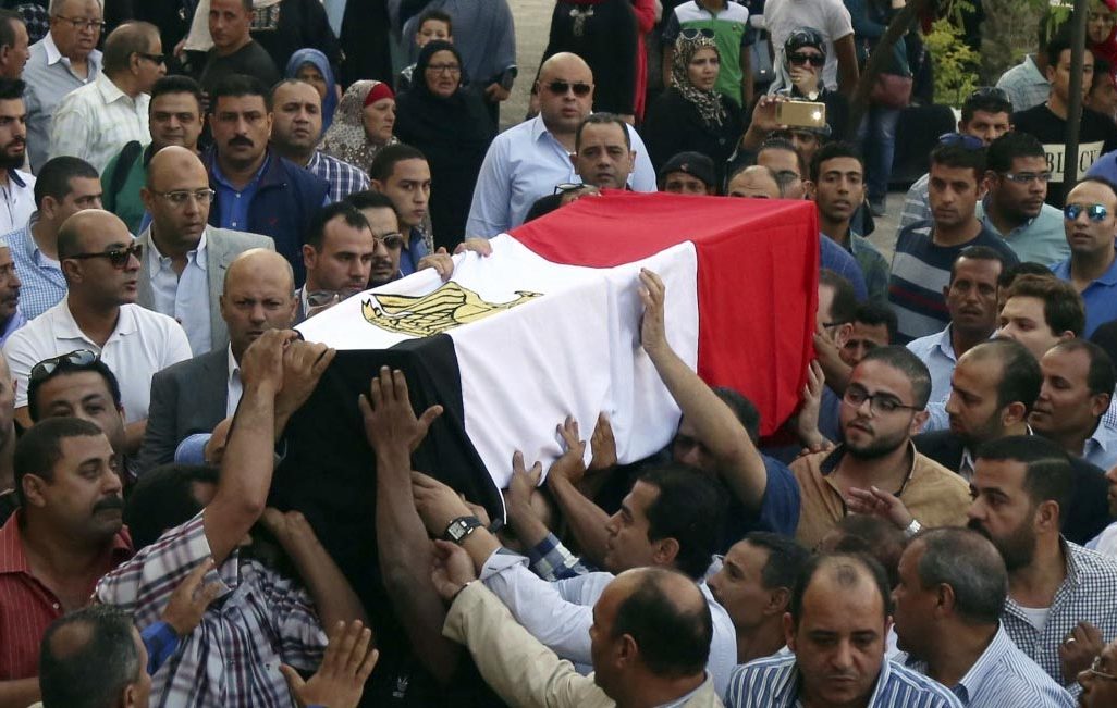 קהל מתאבלים נושא את ארונו של אחד מקציני המשטרה שנהרגו באירוע במחוז ג'יזה במרים, 21.10.2017. (צילום: AP Photo/Alaa Elkassas)